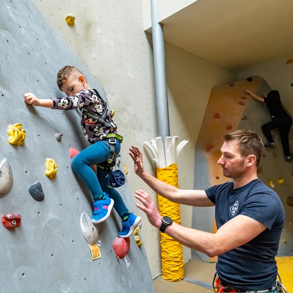 Bouldering na umělé stěně